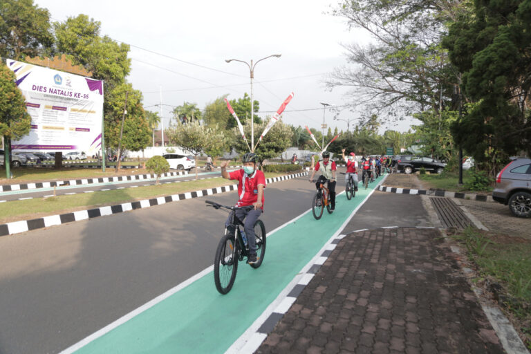 Rektor Unila Resmikan Car Free Day dan Jalur Sepeda