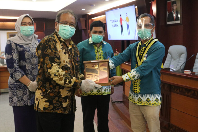 Unila Terima Penghargaan Adi Karsa Madya dari ITERA