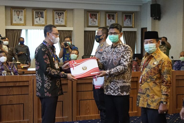Warek BUK Terima DIPA 2021 dari Gubernur Lampung