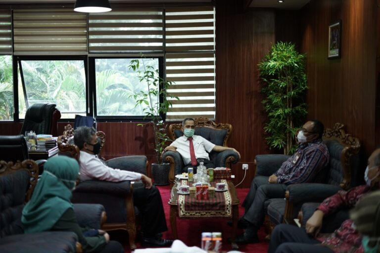 Rektor Terima Kunjungan Kepala OJK Lampung