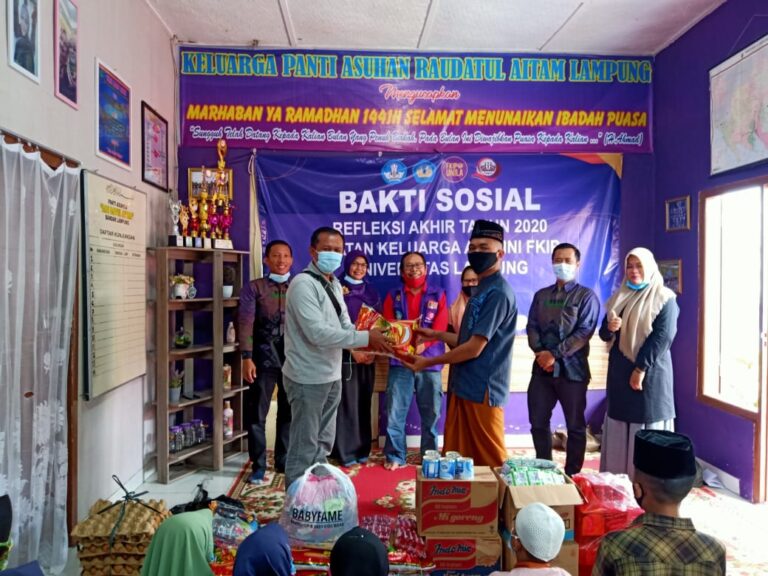 Refleksi Akhir Tahun, IKA FKIP Gelar Bakti Sosial