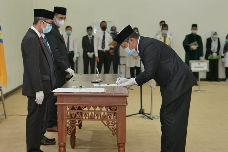 Rektor Lantik 9 Pejabat Struktural ke Jabatan Fungsional