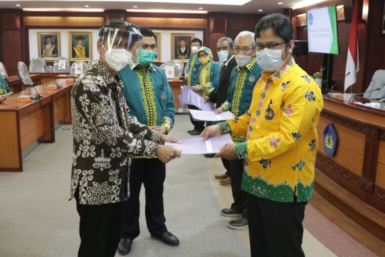 Penyerahan SK Guru Besar