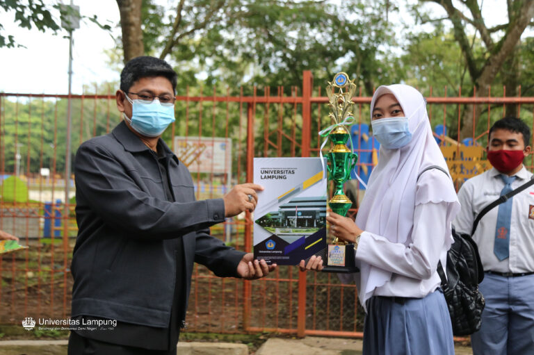 Penyerahan Piala Juara Lomba Video Konservasi Kandang Rusa Unila