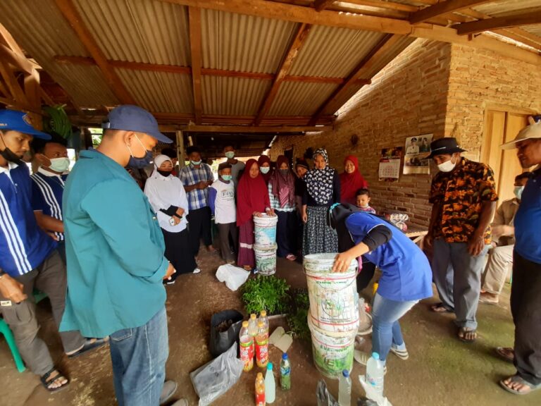 Mahasiswa KKN Lamtim Sosialisasi Pembuatan POC