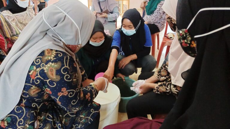 Mahasiswa KKN Unila Berbagi Cara Membuat Sabun Cuci Piring