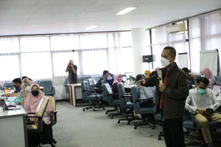 Rektor Narasumber Pelatihan Applied Approach