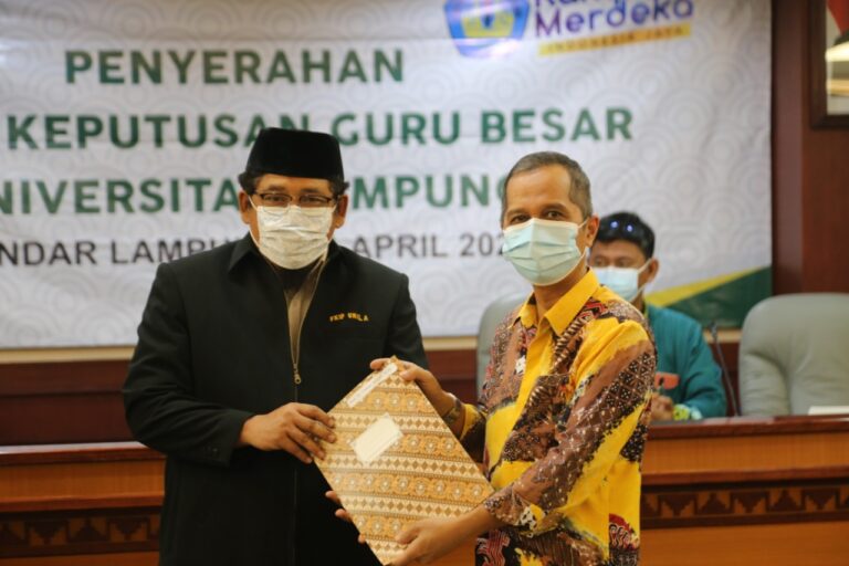 Penyerahan SK Guru Besar Unila