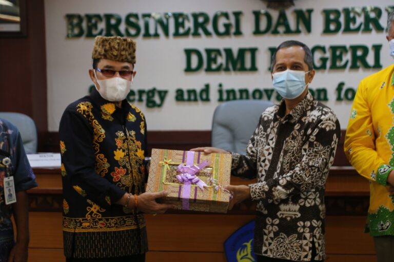 Rektor Sambut Kedatangan Rektor Universitas Palangkaraya