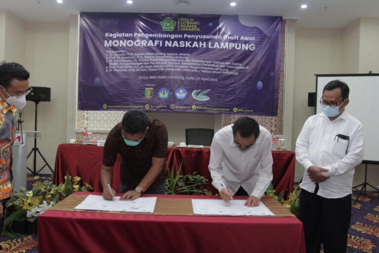 FKIP Unila – Balitbang Agama Jakarta Tanda Tangani PKS Penyusunan Monografi Naskah Kuno Lampung