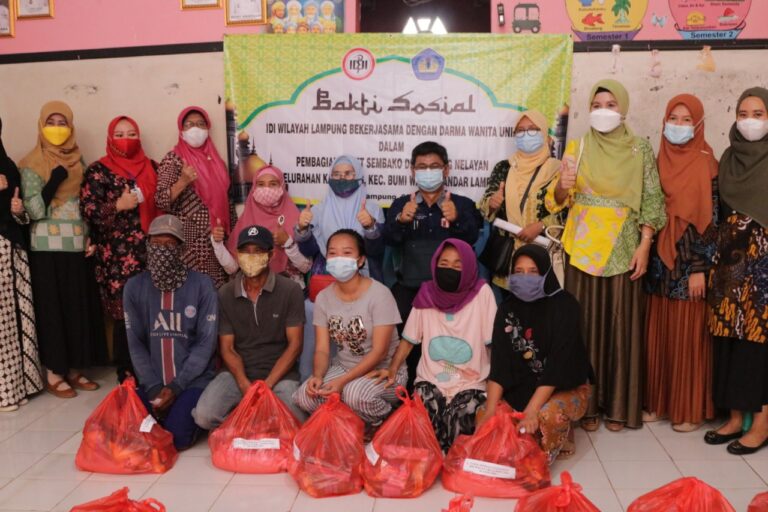 DWP Unila dan IDI Wilayah Lampung Bakti Sosial di Kampung Nelayan