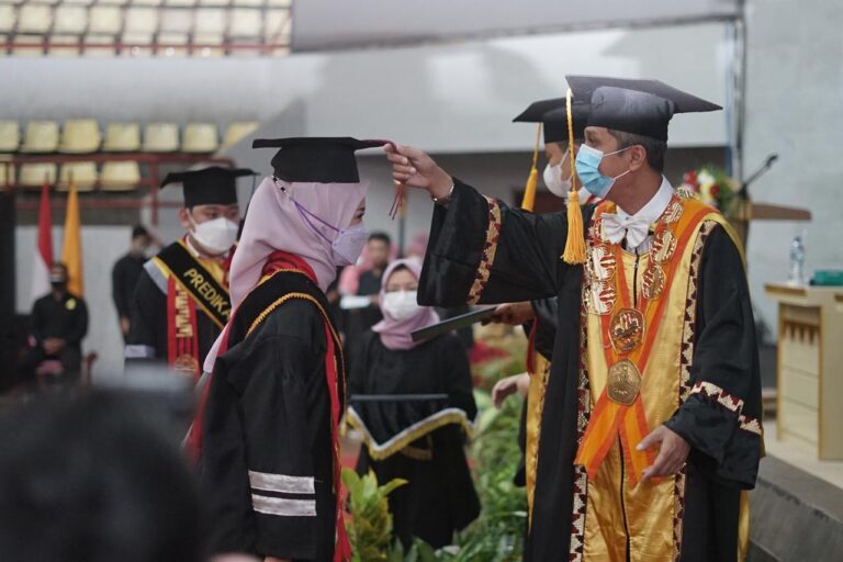 Unila Mewisuda 953 Lulusan