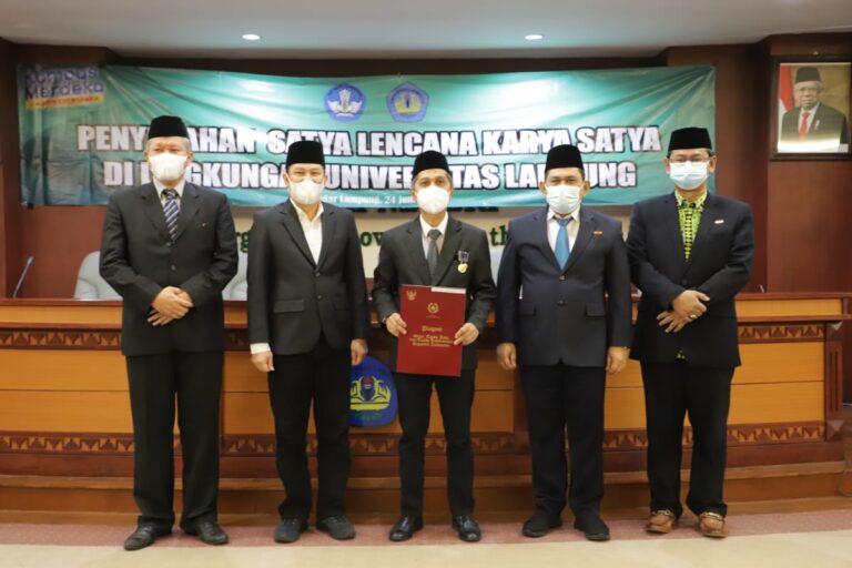 Penyerahan Penghargaan Tanda Kehormatan Satyalancana Karya