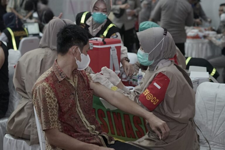 Unila Gandeng Polda Lampung Sukseskan Gerakan Sejuta Vaksinasi Massal