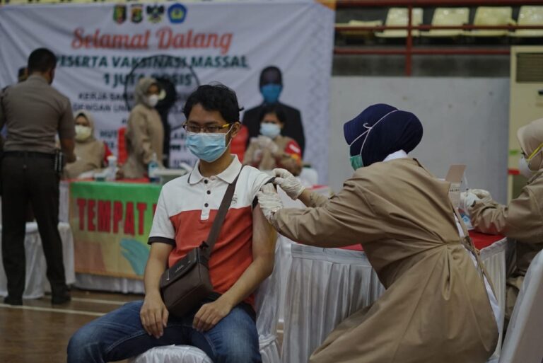 Vaksinasi Sesi Dua Sasar Warga Unila⁣⁣