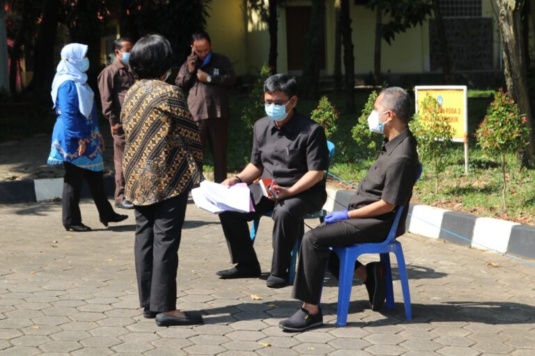 Pimpinan Unila Beri Teladan Tingkatkan Imunitas Tubuh