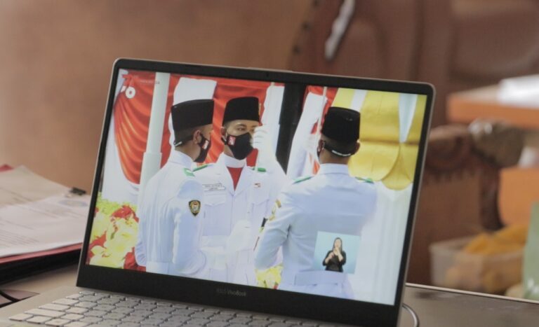 Rektor Ikuti Upacara Pengibaran Bendera di Istana Negara secara Virtual