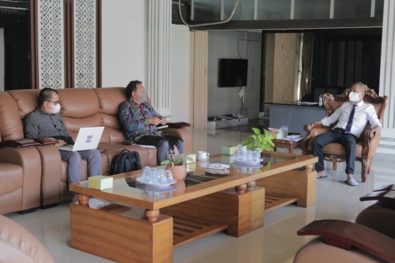 Rektor Terima Audiensi Perwakilan UPT Bahasa