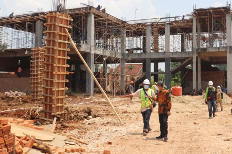 Pastikan Sesuai DED, Rektor Tinjau Langsung Pembangunan Gedung