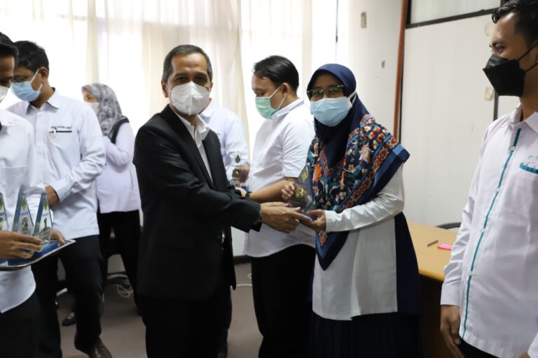 Penyerahan Penghargaan Tendik Terbaik dan Dosen Berprestasi 2021