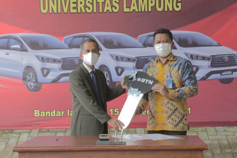 BTN Serahkan Tiga Kendaraan Operasional ke Unila