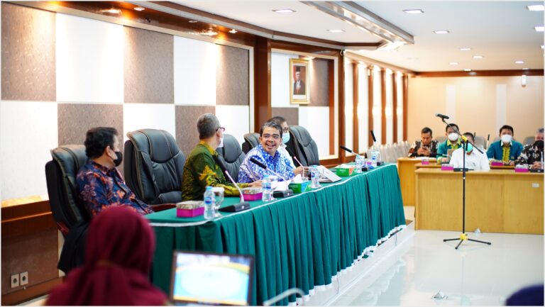 Persiapkan PTNBH, Tim Unila Kunjungi Dua Universitas di Padang