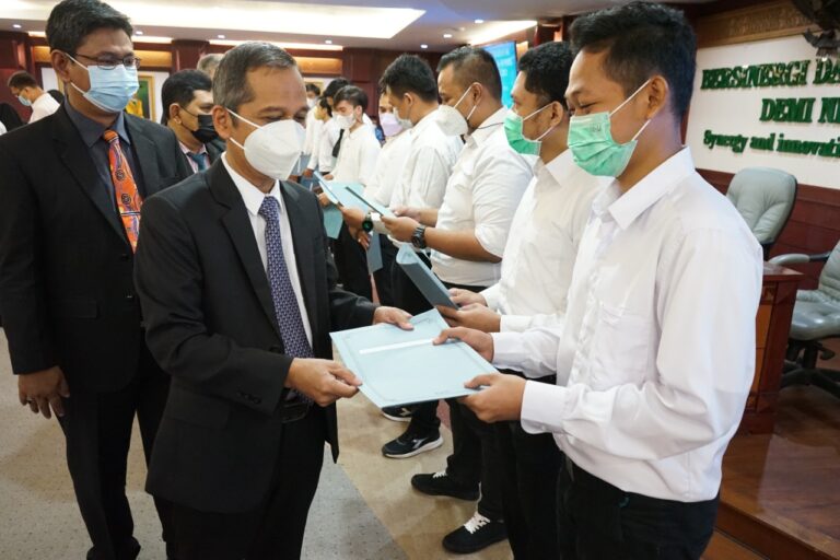 Penyerahan SK bagi Dosen dan Tenaga Kependidikan Non-ASN