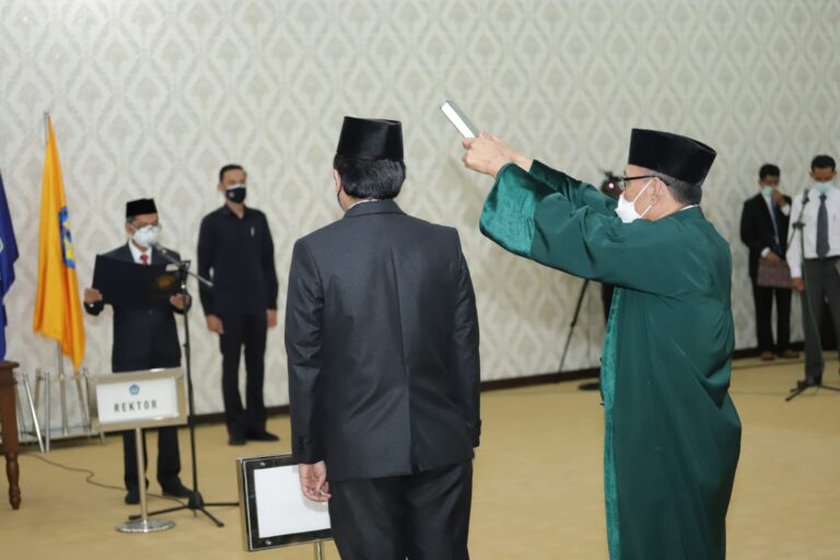 Rektor Lantik Dr. Helmy Fitriawan sebagai Dekan Fakultas Teknik