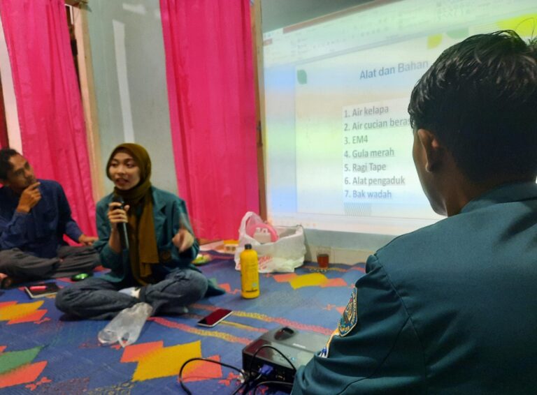 Mahasiswa KKN Sosialisasikan Pembuatan POC dari Limbah Air Cucian Beras