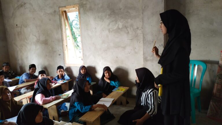 Mahasiswa KKN Adakan Bimbel di Dusun Sinar Ogan