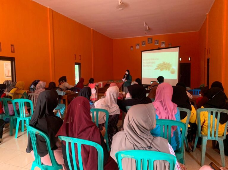 Sosialisasi Pembuatan Pestisida Nabati oleh Mahasiswa KKN Desa Labuhan Ratu VIII