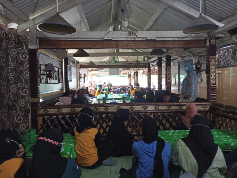 Mahasiswa KKN Latih Warga Desa Budidaya Maggot