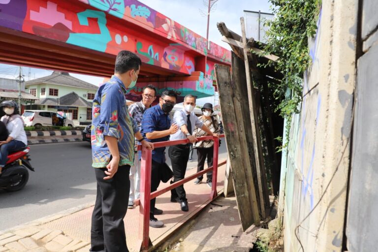 Tindaklanjuti MoU, Rektor Tinjau Lokasi Drainase Sekitaran Bandarlampung