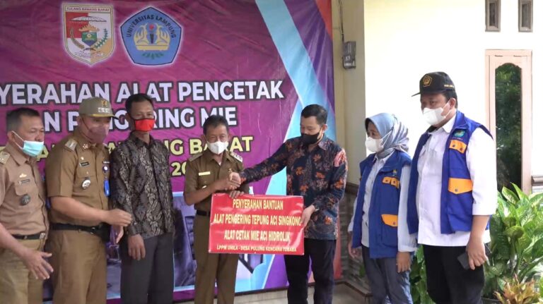 Unila Serahkan Alat Inovasi Bantu Warga Tubaba
