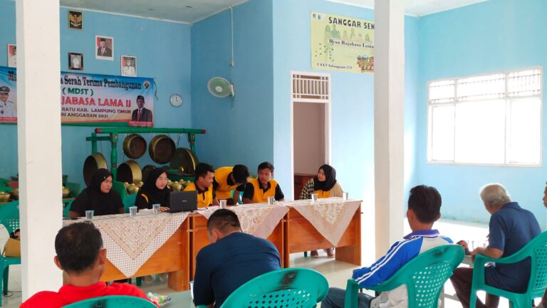 Mahasiswa KKN Dorong Budidaya Maggot di Desa Rajabasa Lama II