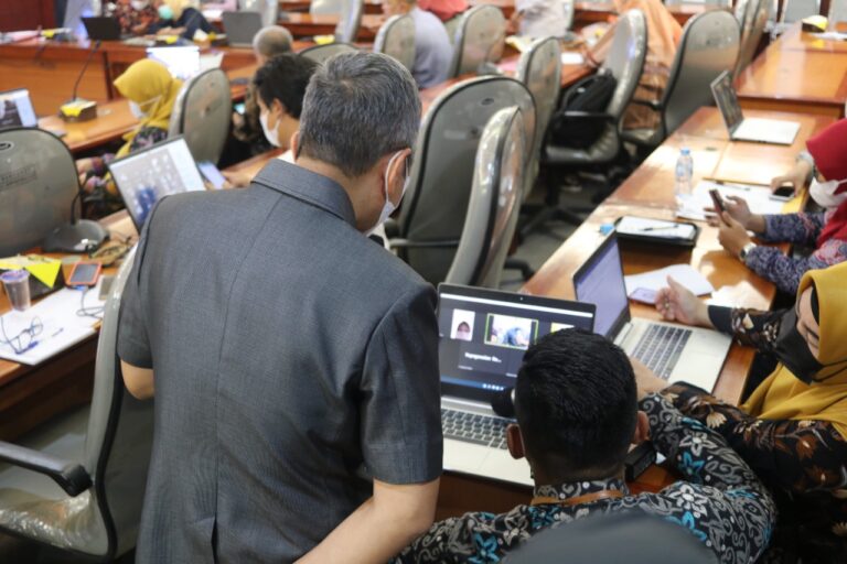 Rektor Unila Pantau Pegawai Isoman secara Virtual  