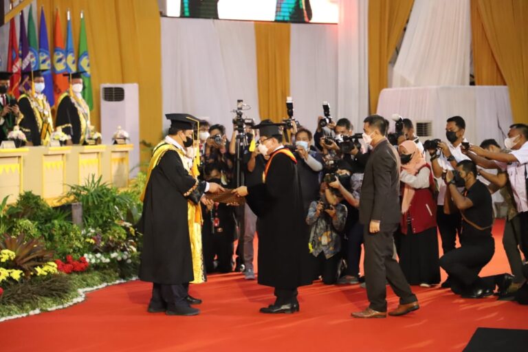 Unila Kukuhkan Putra Terbaik Lampung sebagai Guru Besar Ilmu Peradilan dalam Ekonomi Islam