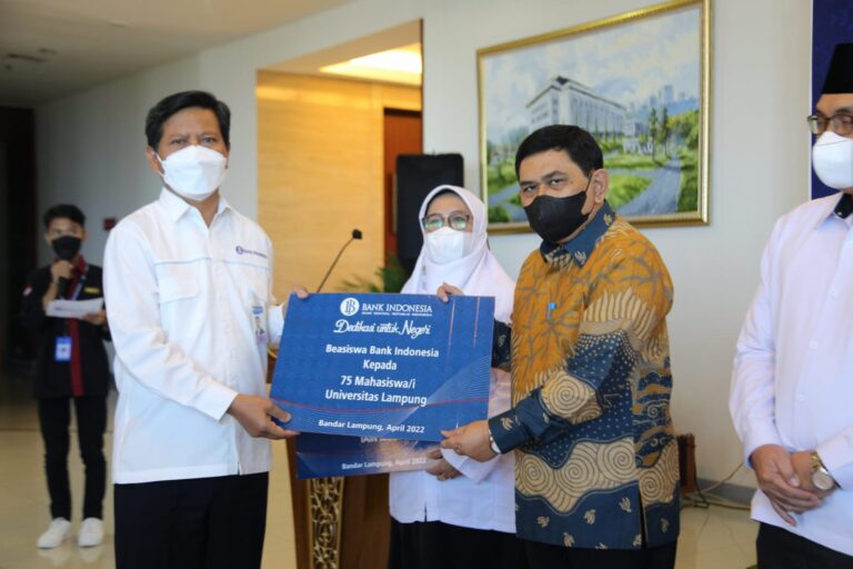 Prof. Yulianto Hadiri Serah Terima Program Beasiswa Bank Indonesia 2022