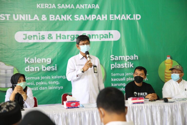 TPST Unila Gandeng emak.id Ajak Warga Sekitar Peduli Sampah