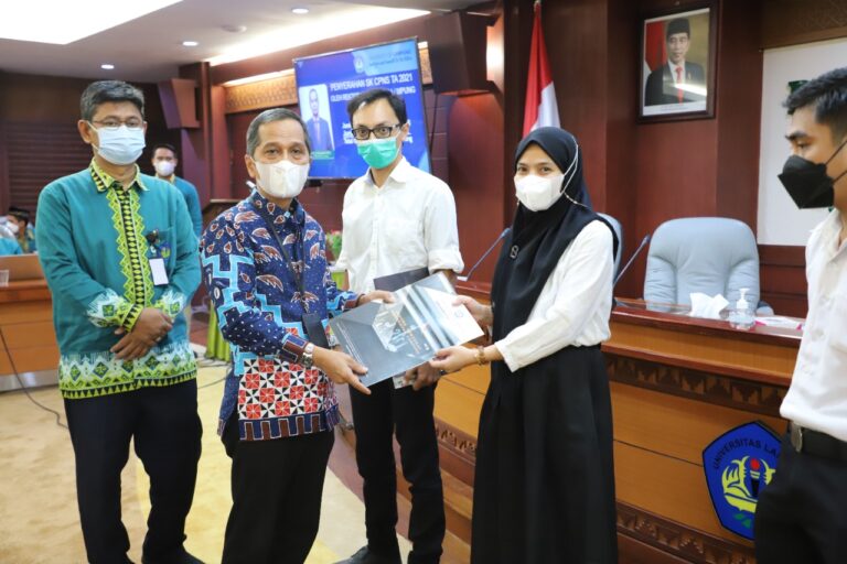 Rektor Serahkan 31 SK CPNS Unila