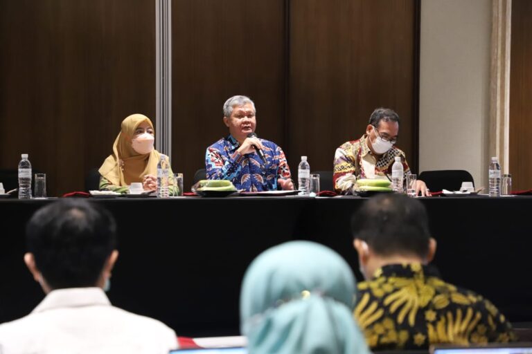 Pembukaan Presentasi Usulan Penelitian Hibah Research Innovation and Collaboration Program HETI Project