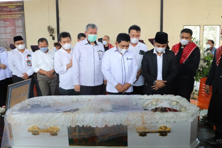 Rektor Beri Penghormatan Terakhir Profesor Simon Sembiring