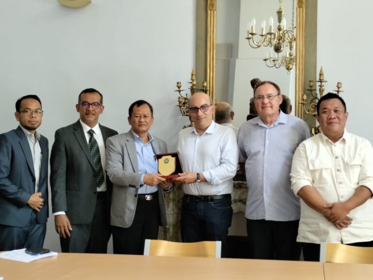 Jajaki Kerja Sama, FH Unila Kunjungi 2 PT di Prancis