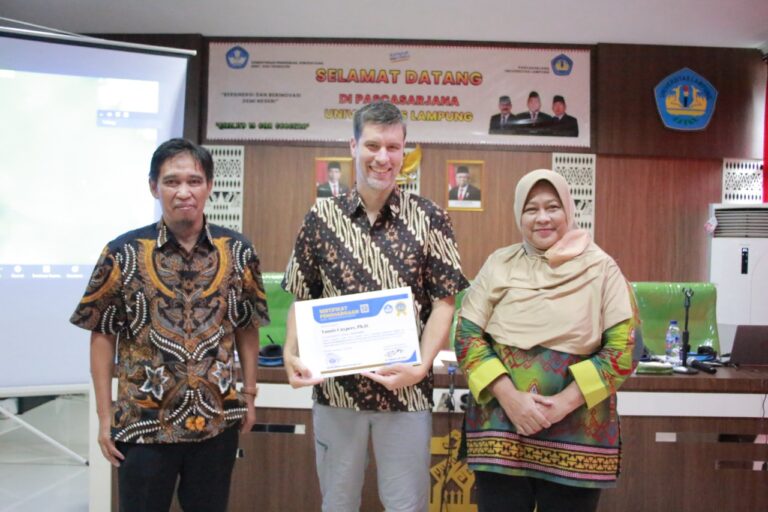 Pascasarjana Gelar Kuliah Tamu Dampak Mekar Dinoflagellata Berbahaya di Teluk Hurun