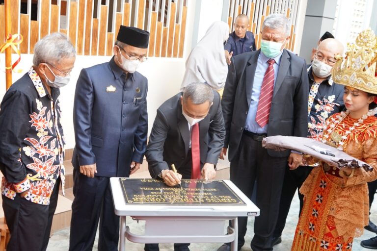 Rektor Resmikan Student Corner YP Unila