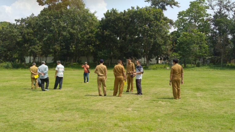 Tim Unila dan Provinsi Tinjau Langsung Lapangan Sepak Bola Unila