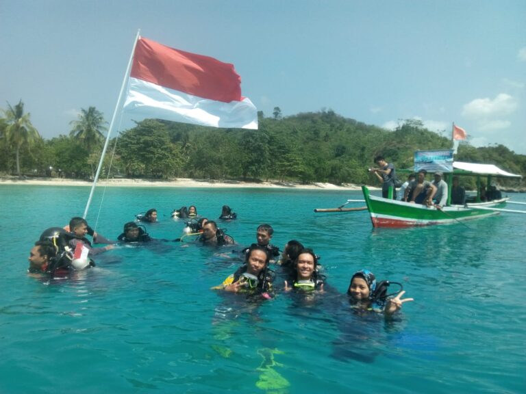 Klub Selam Anemon FMIPA Bersama Tim Kibarkan Bendera Merah Putih di Bawah Laut