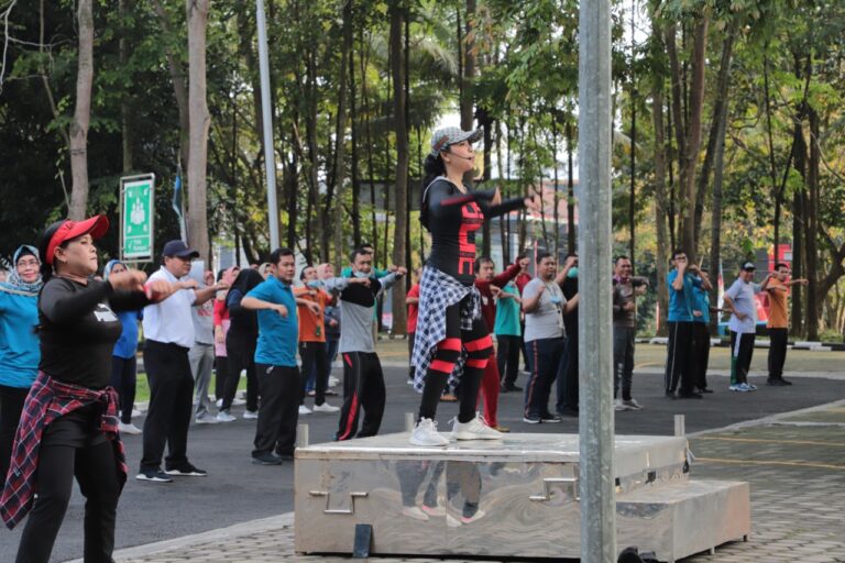 Plt Rektor Senam Bersama Warga Unila 