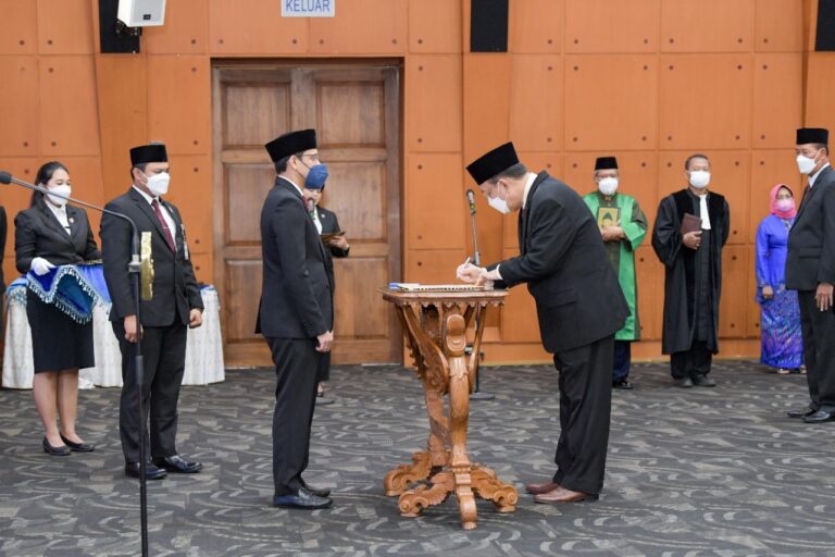 Menteri Nadiem Anwar Makarim Lantik Wakil Rektor I, Wadir Pascasarjana, dan Dekan FKIP