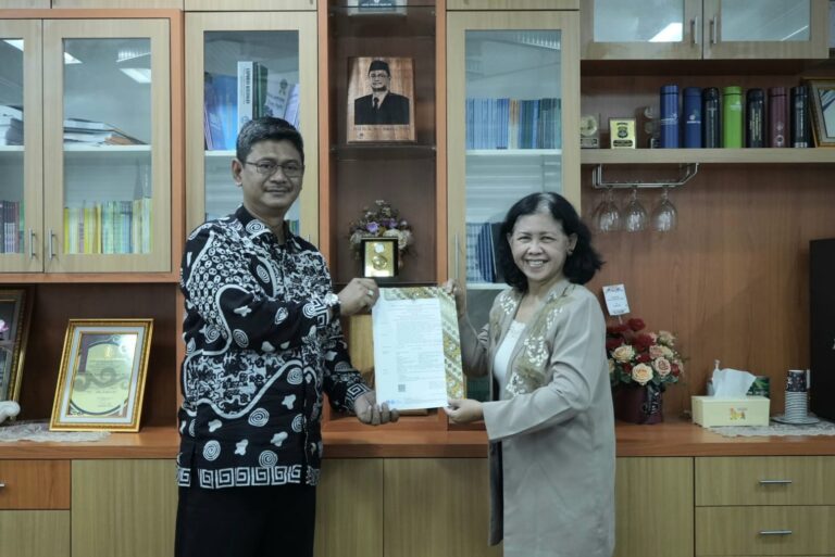 Penyerahan SK Guru Besar Dr. Chatarina Niken Dwi Wahyuni